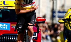 开云体育在线-比赛中精彩瞬间不断，胜利者脱颖而出