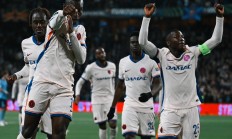 开云体育官网-欧洲联赛焦点战正酣，球员拼尽全力为荣誉战斗的简单介绍