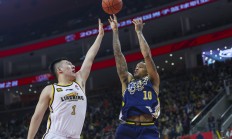 开云在线直播-争夺激烈！球员拼尽全力拼抢每个球的简单介绍