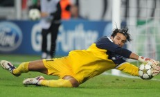 开云下载-穆勒点燃赛场，巴萨提前终结悬念，加拿大见证足球之夜的双重变奏