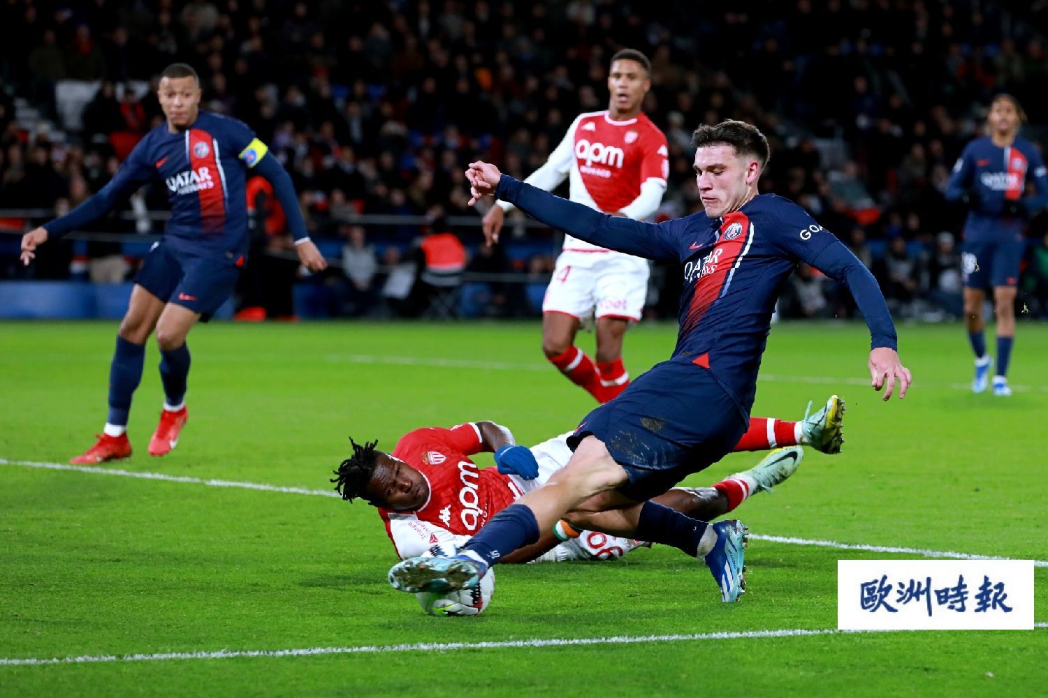 巴黎队在比赛中轻松击败对手，法甲排名继续领跑