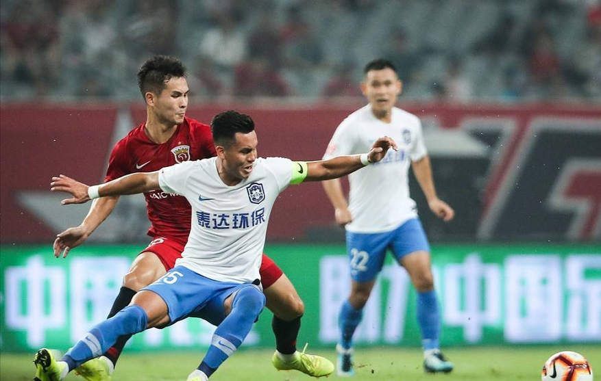 关于上港球员伤退：冲上积分榜，小插曲不影响比赛的信息