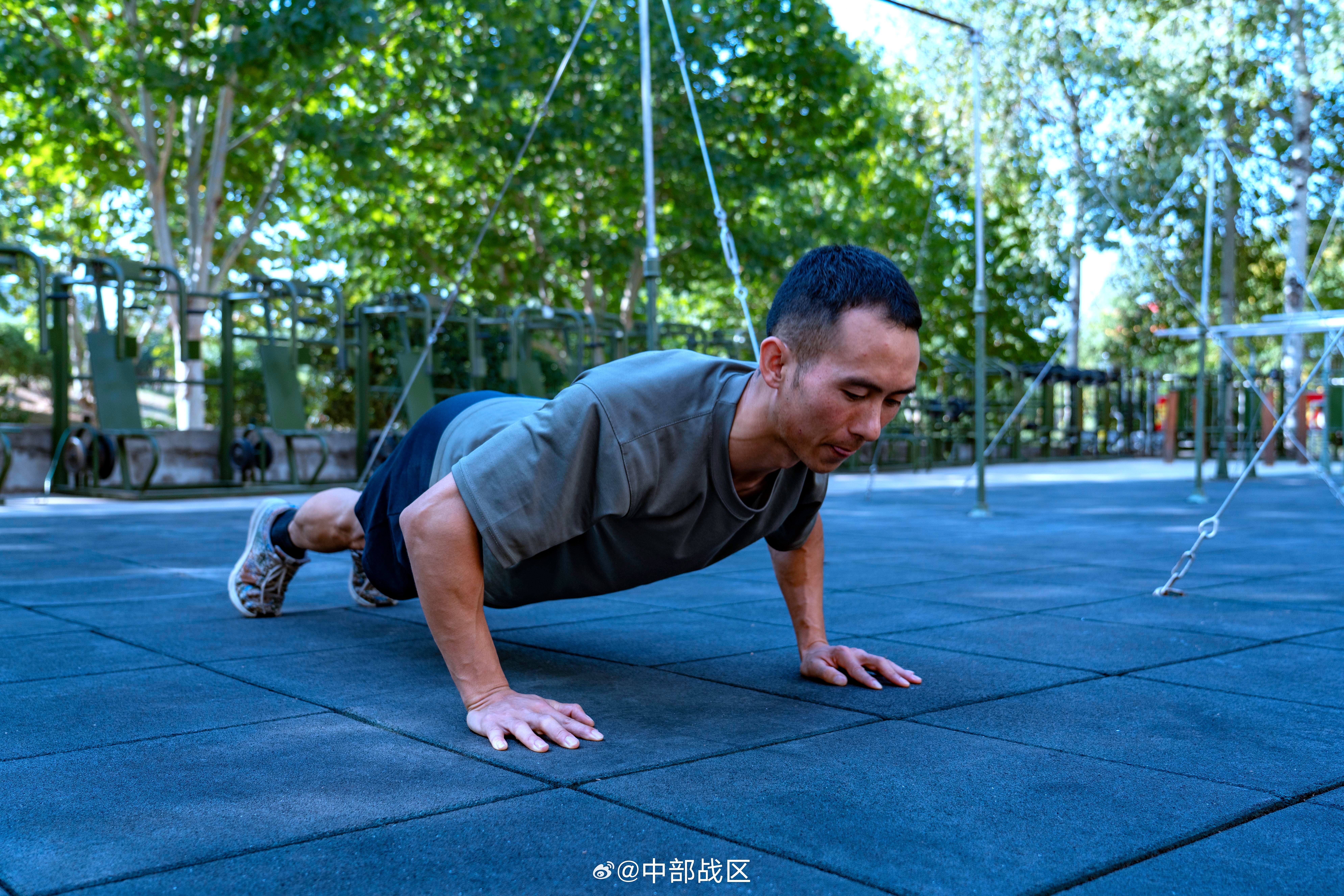 球员们在训练中付出了辛苦的努力