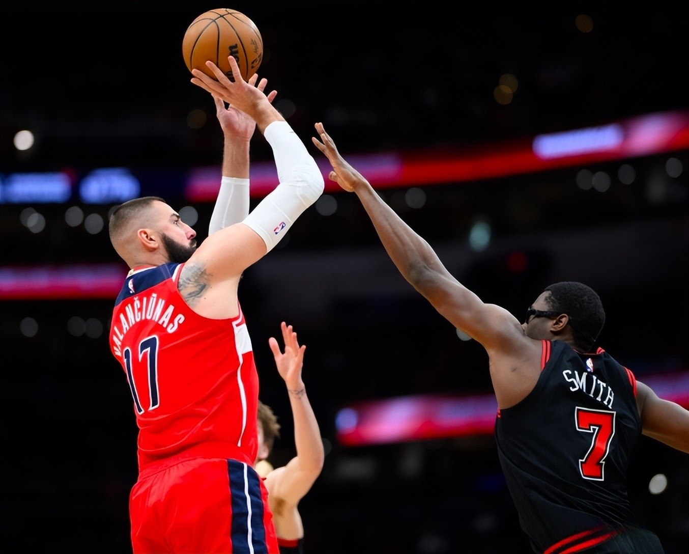 尼克斯横扫奇才，拉文高光表现