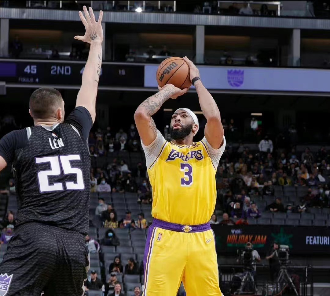 包含江苏队完胜湖人，西亚卡姆状态火热的词条