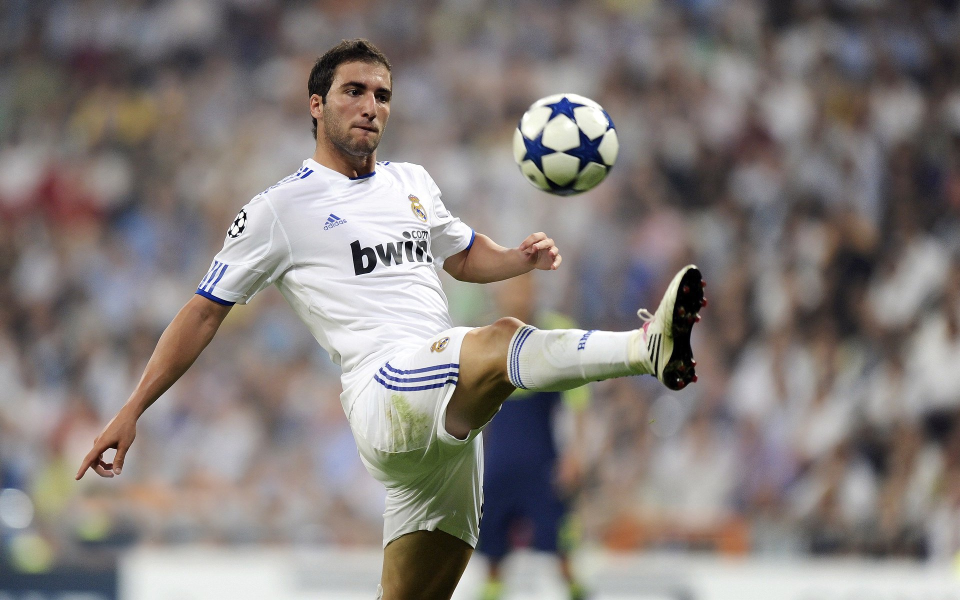 欧冠淘汰赛焦点战启示录，当国王强压广东队，足球与篮球的统治力哲学